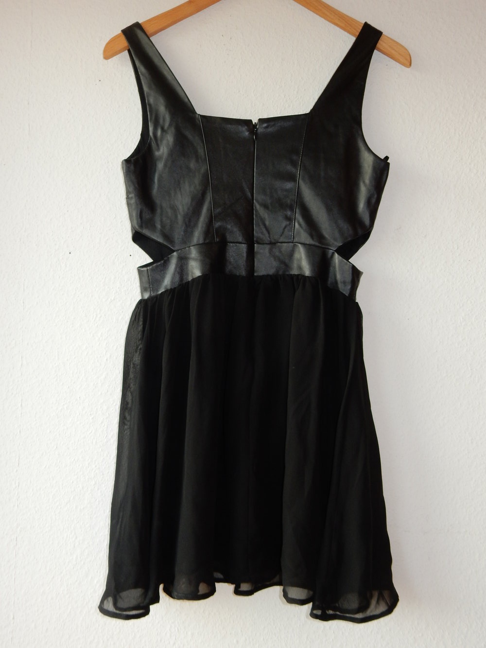 Wunderschönes Kleid mit Ledereinsatz und cut outs an den Seiten