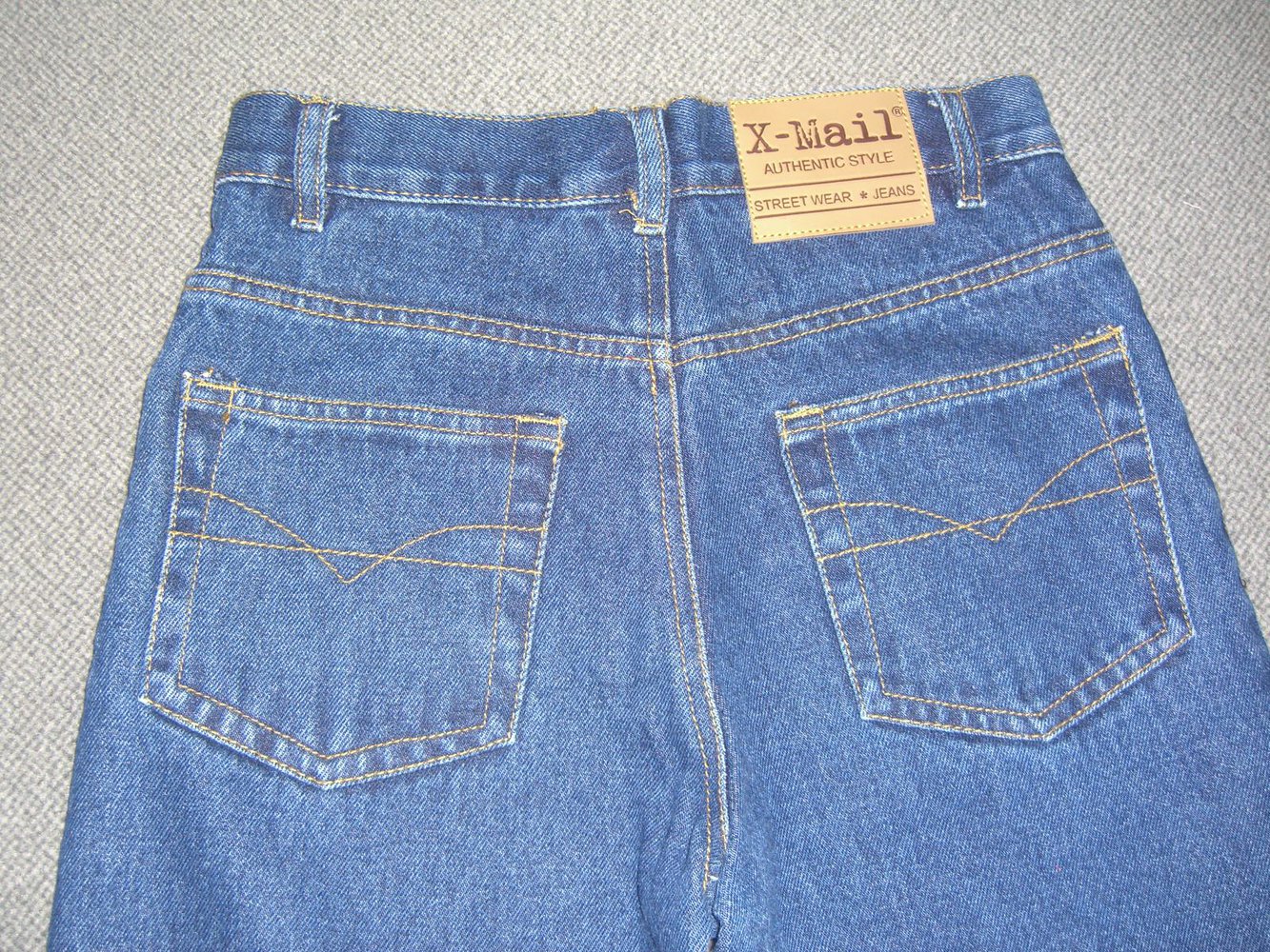 Dunkelblaue Jeans, neu