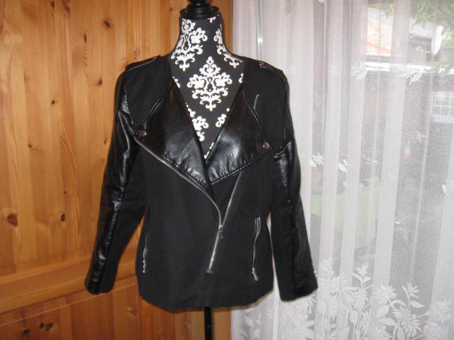 *** Stylische Jacke in einem Materialmix ***