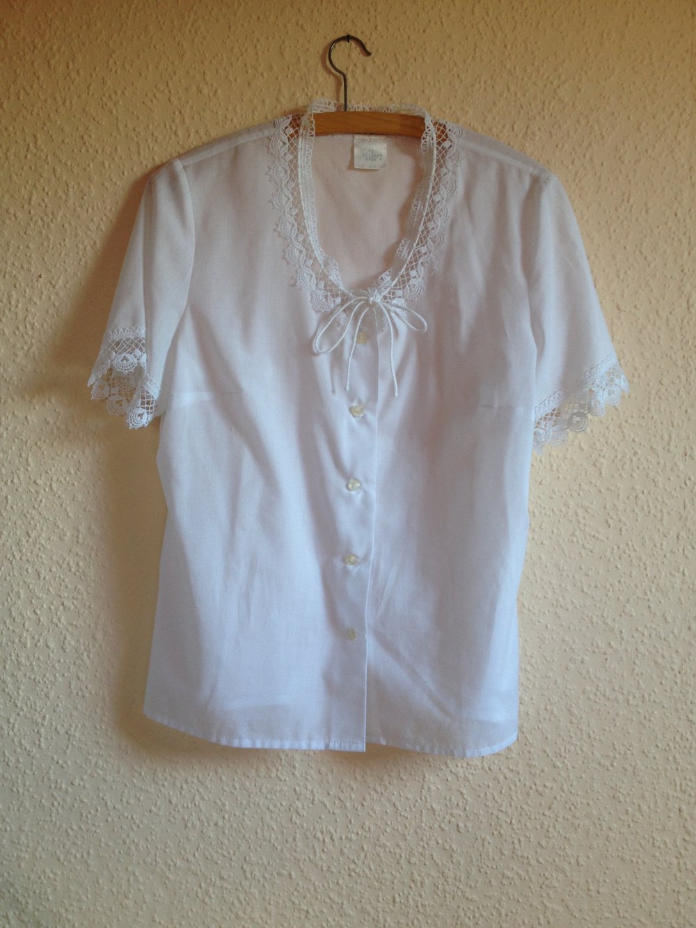 weiße Bluse zum knoten