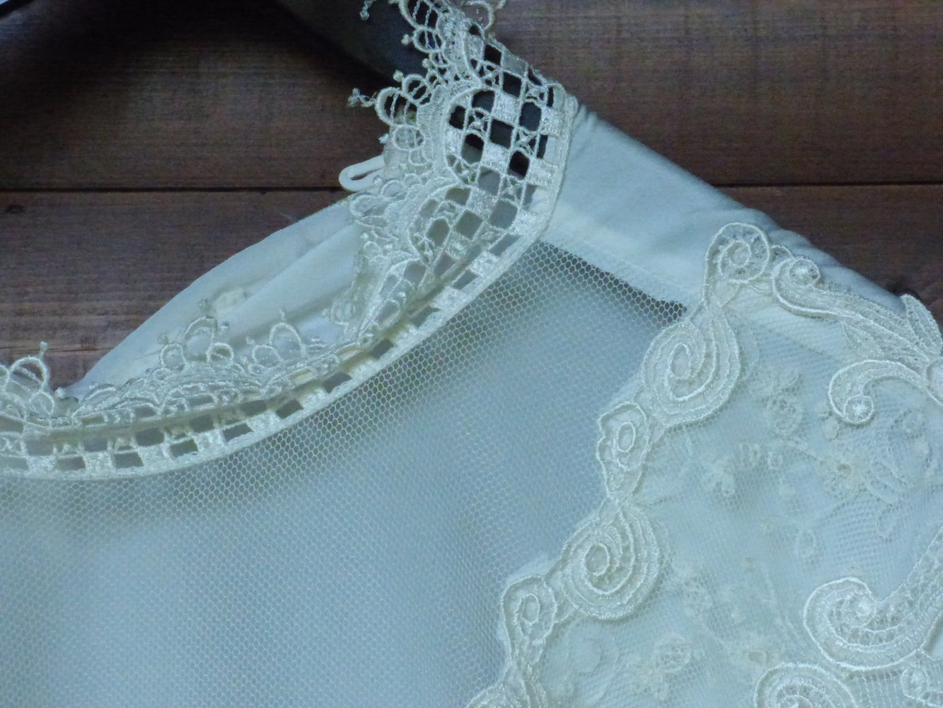 Hübsche Retro-Bluse mit Spitzenkragen