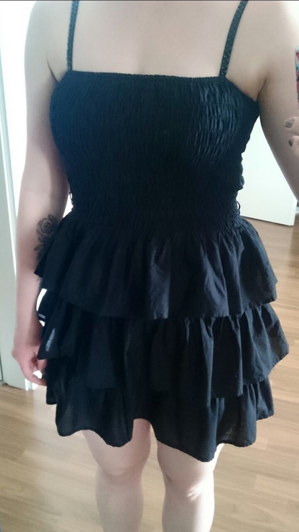 Schwarzes Kleid mit Stufenrock trägerlos Größe 38 