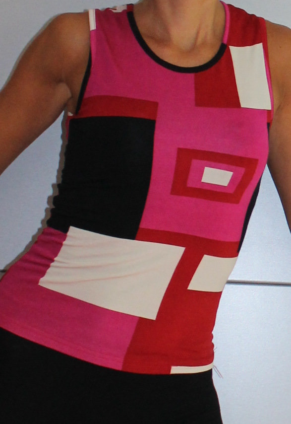 Buntes Oberteil / T-shirt in rot, pink, weiß, schwarz