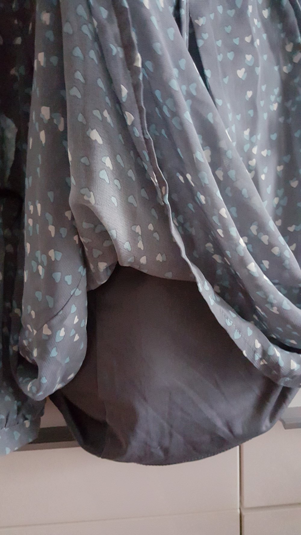 Graue Bluse mit Schleife und Herzen + graues Untershirt ausgez. M auch L XL 38 40 42