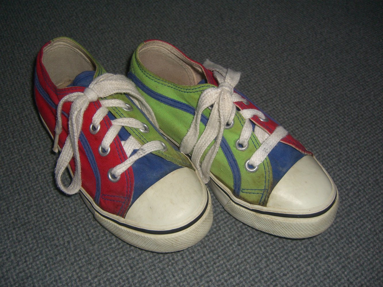 Süße bunte Stoffschuhe