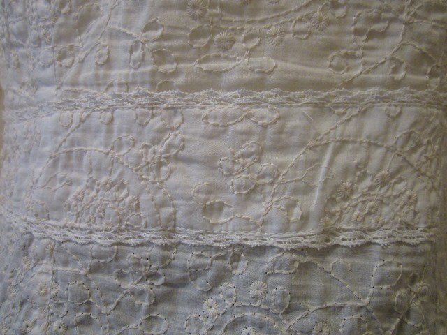 Exklusive Bluse mit Stickerei, Verschluß Hakenleiste