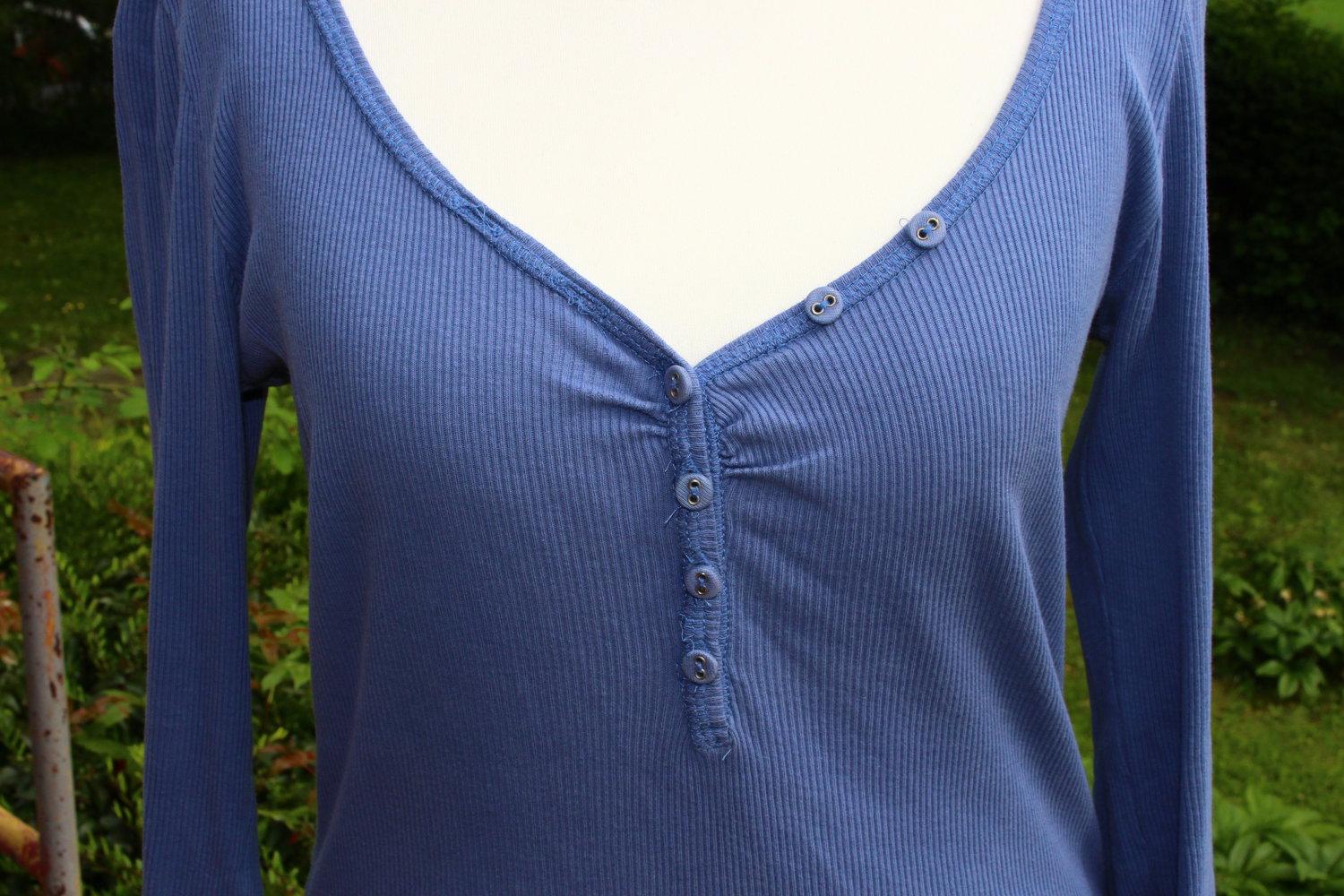 hellblaues Langarmshirt mit Knöpfen