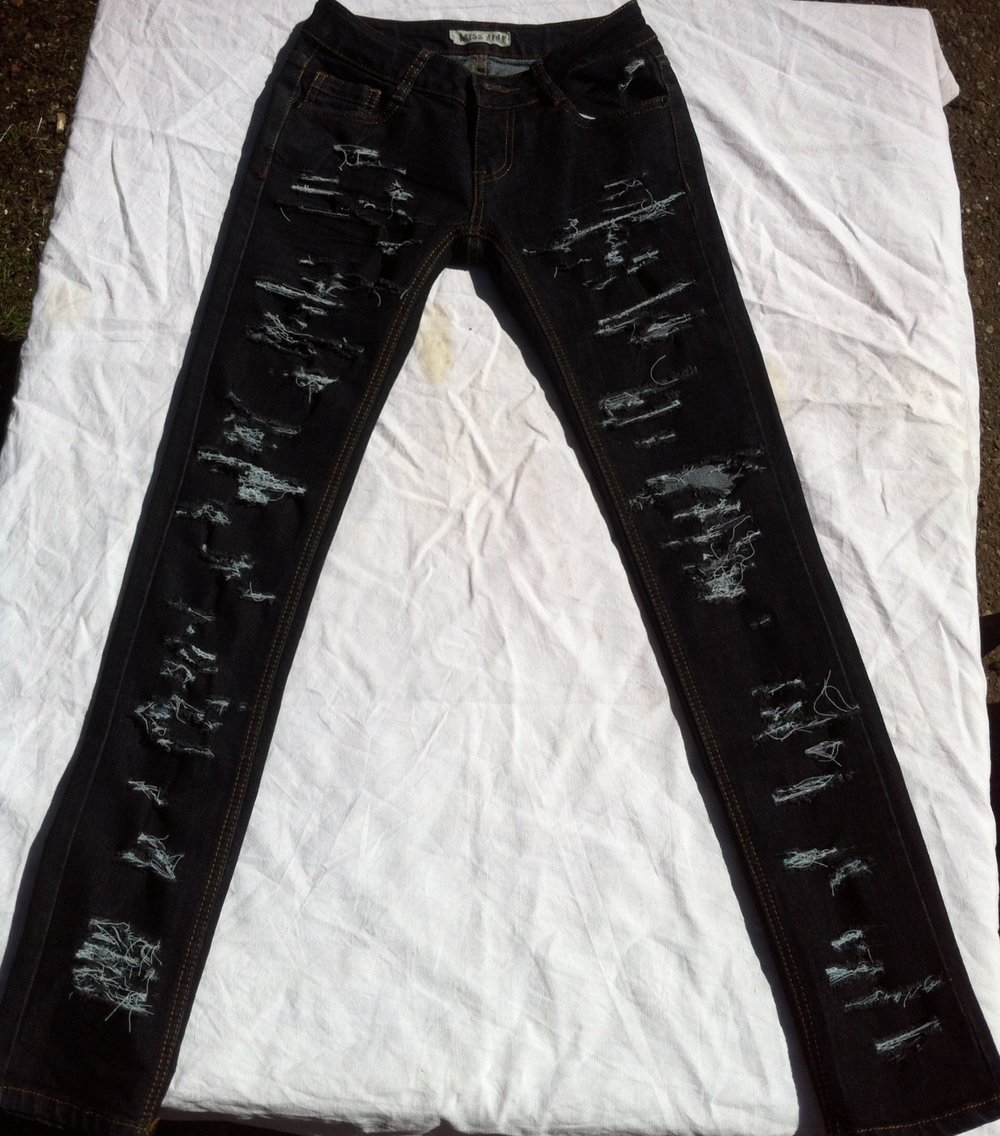Jeans Schwarz Risse destroyed Röhrenhose eng sexy 