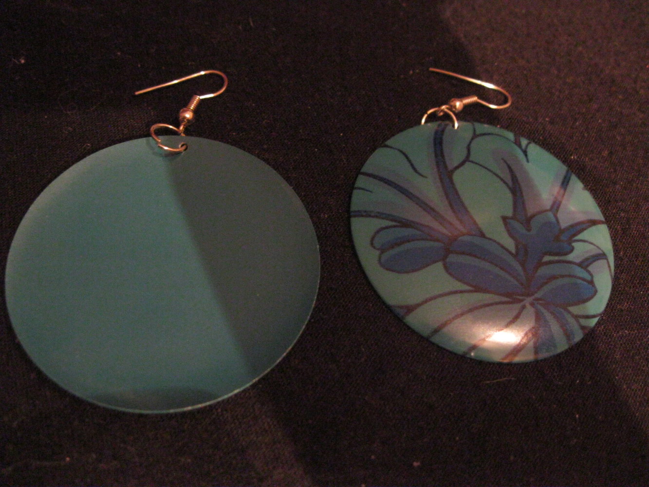 petrolfarbene Ohrringe mit Blumenmuster