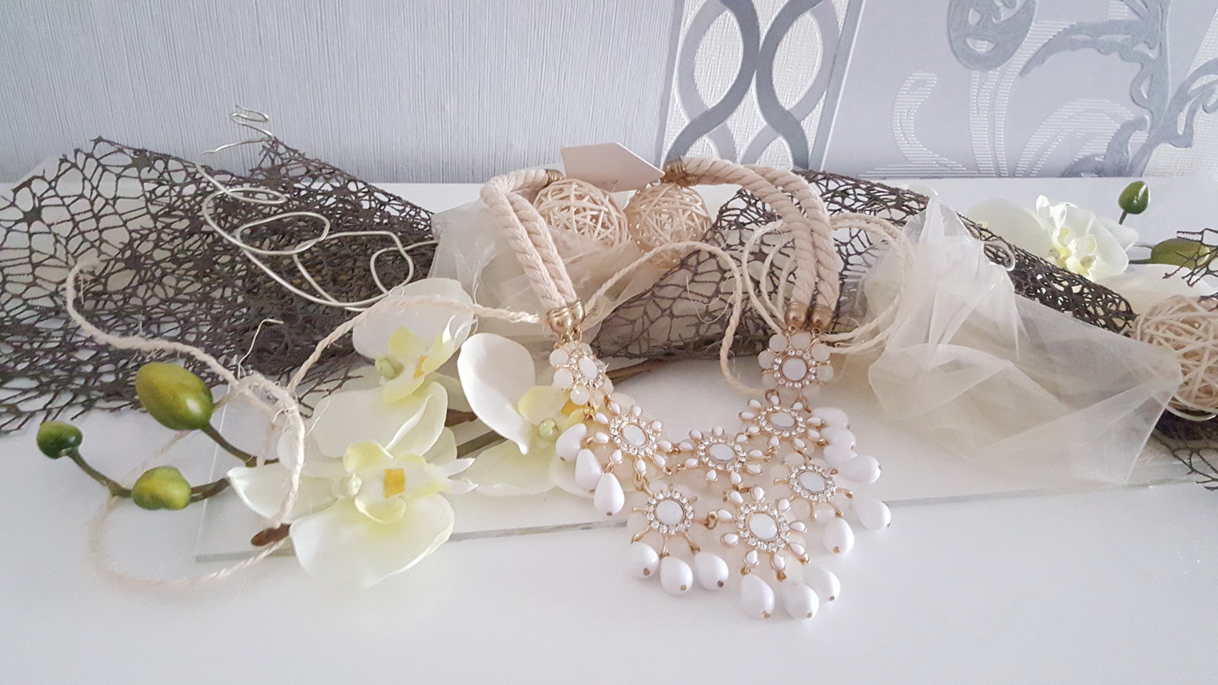 Wunderschöne Statement Kette mit Steinen Tropfen Blumen weiß Collier Hippie Hipster