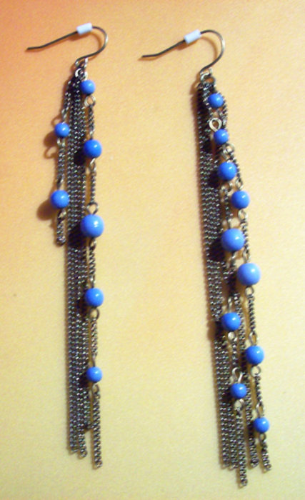 Lange Ohrringe mit hellblauen Perlen