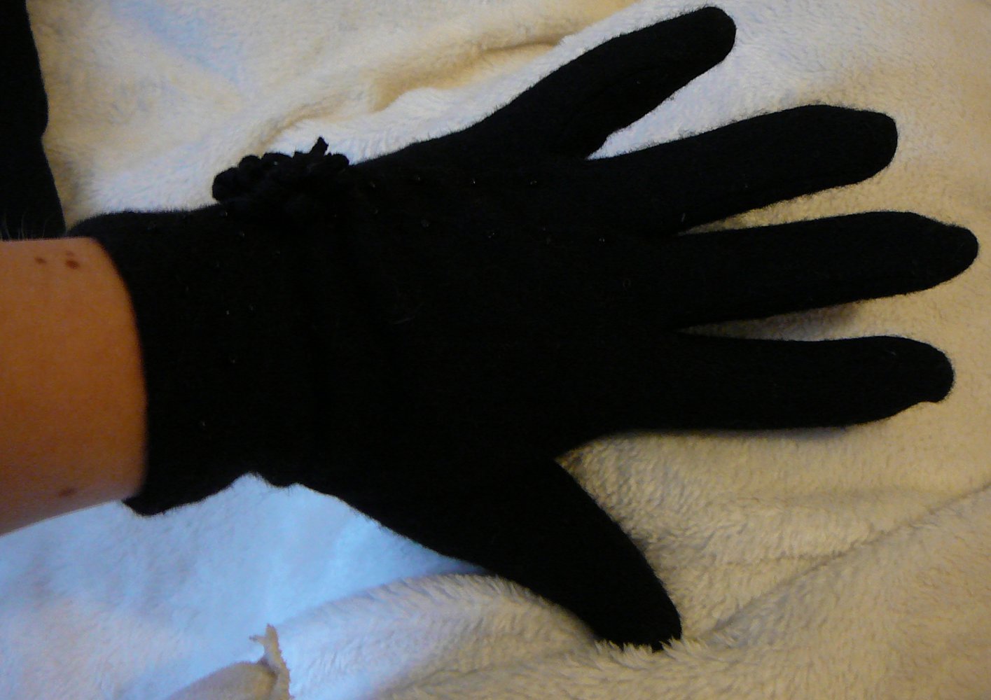 schwarze Fingerhandschuhe mit Perlen und Stoffrose