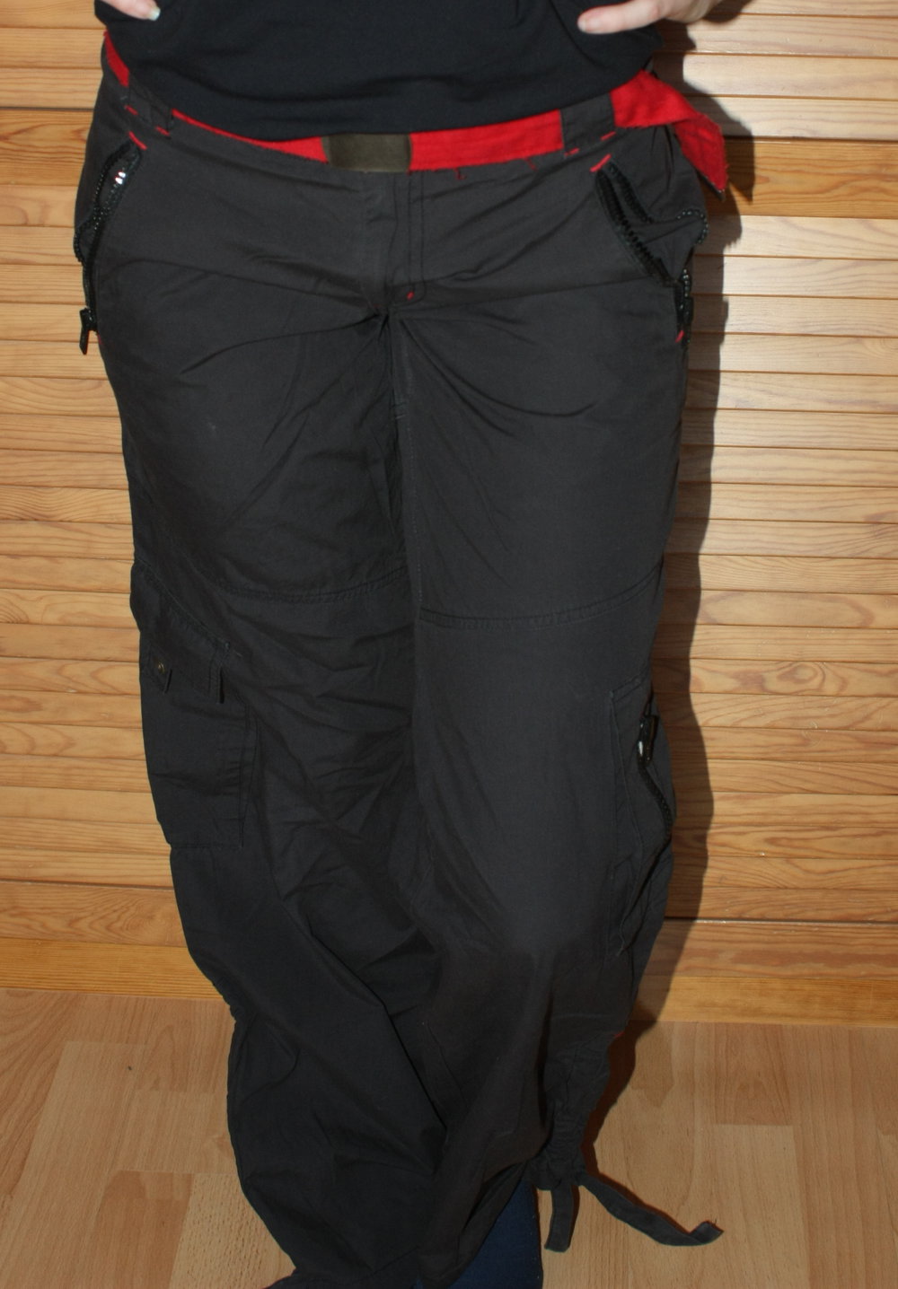 Stoffhose, Gr. 32, locker sitzend, blau mit rot