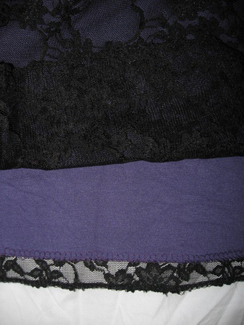 Lila Oberteil mit Spitze