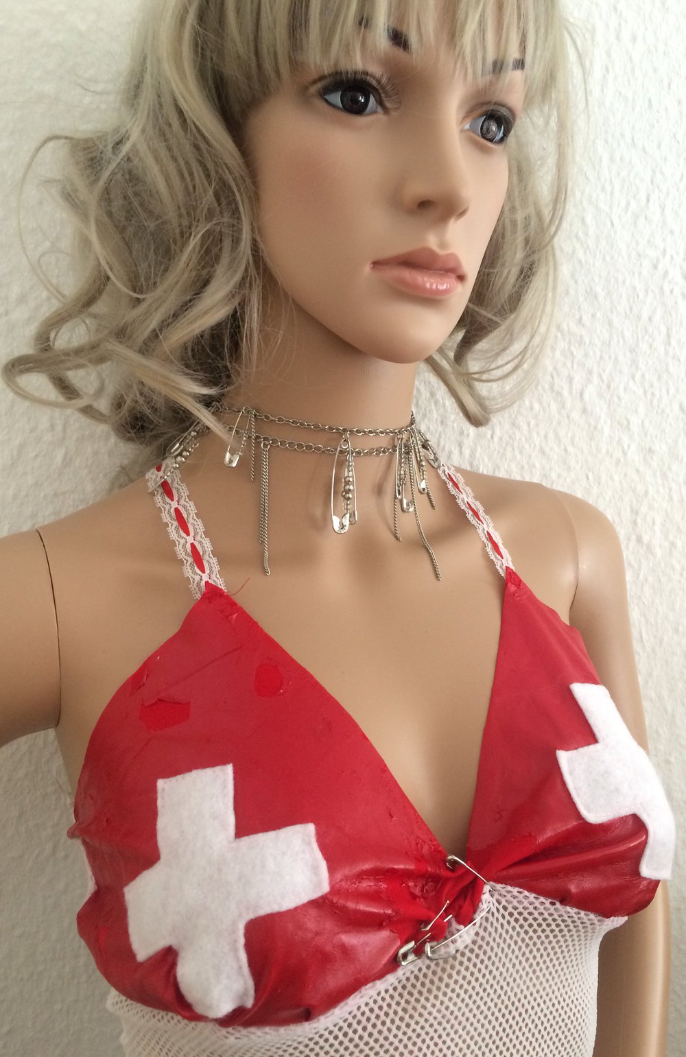 Vintage Retro Grunge Used Look Upcycling Sexy Krankenschwester Nurse Maid Lolita Karneval Netztop Rotes Kreuz in Lack-Optik