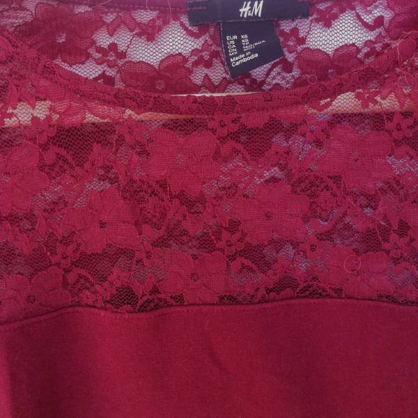 Dunkelrotes Oberteil Spitze