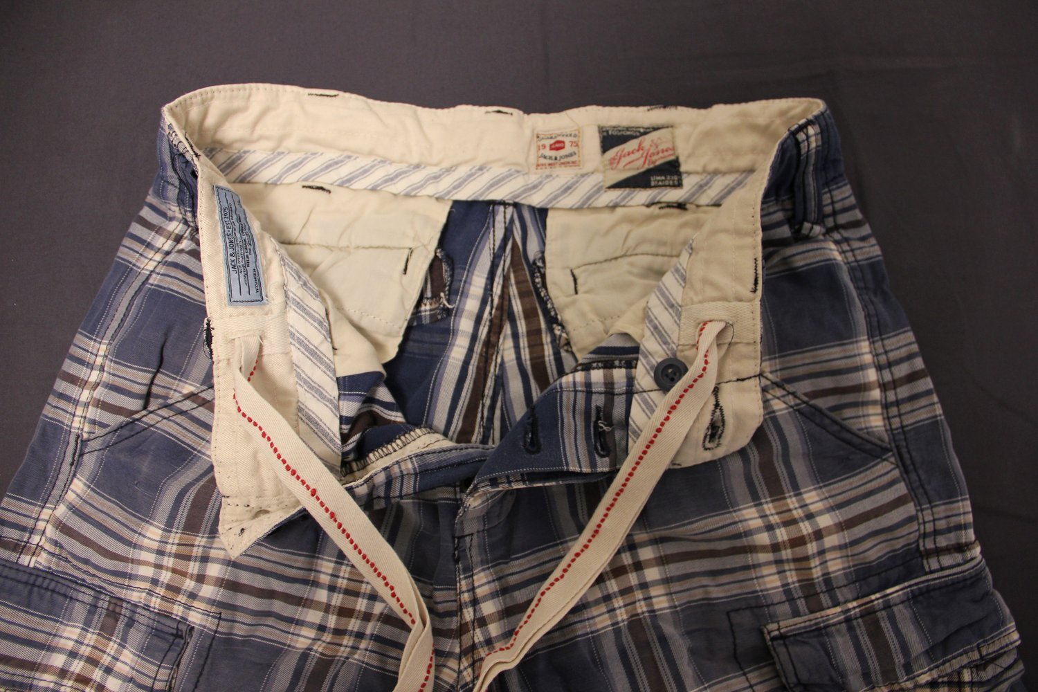 Blau karierte Shorts