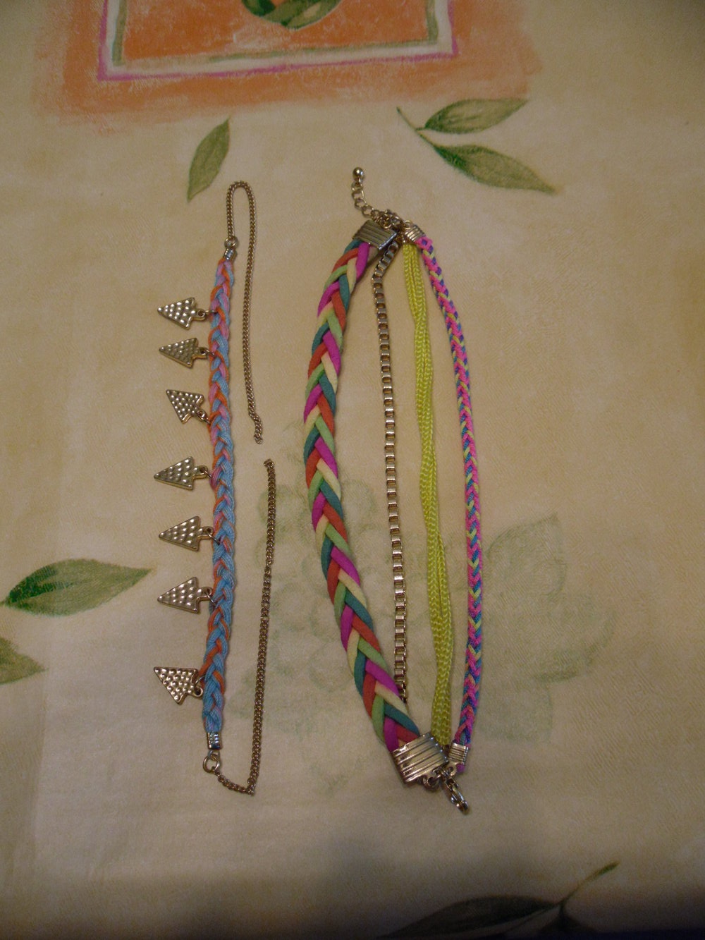 Zwei Modeschmuckarmbänder