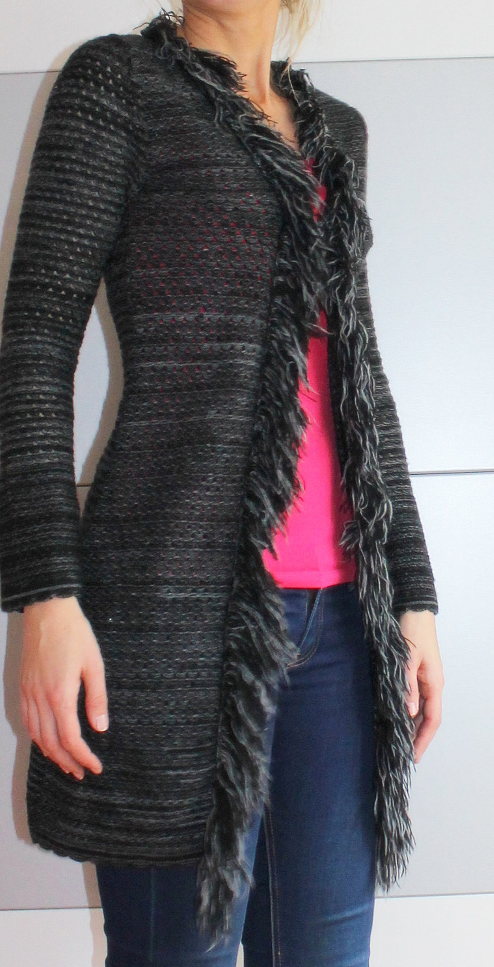 schöner Strickcardigan / Stickmantel in grau mit Fransen
