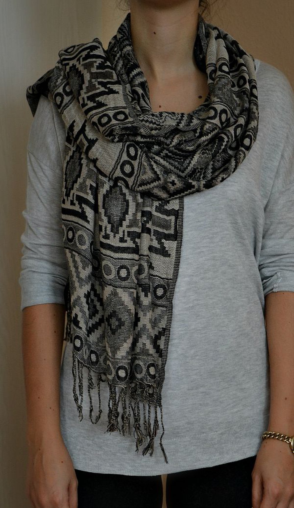 Beliebtes XXL Azteken Schal Tuch sehr groß schwarz beige grau Blogger