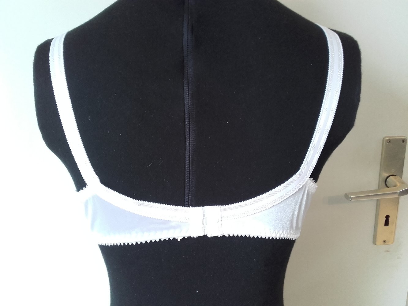 weißer seidig schimmernder BH 85B, Neuware