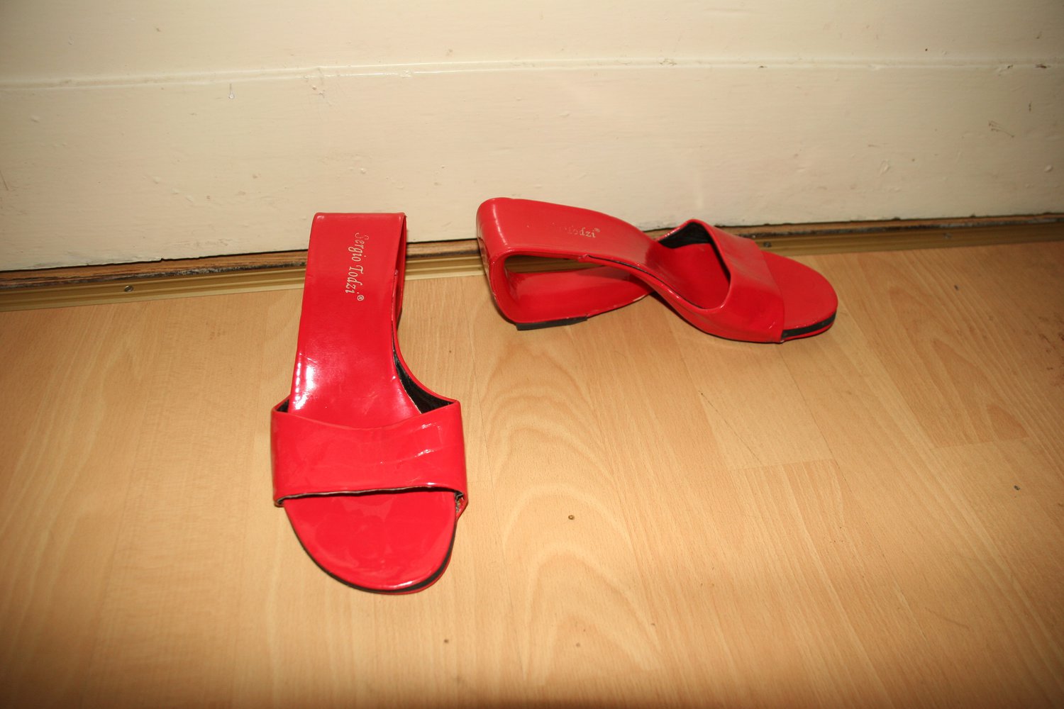 Rote ausgefallene Sandalen/Latschen inkl Versandt