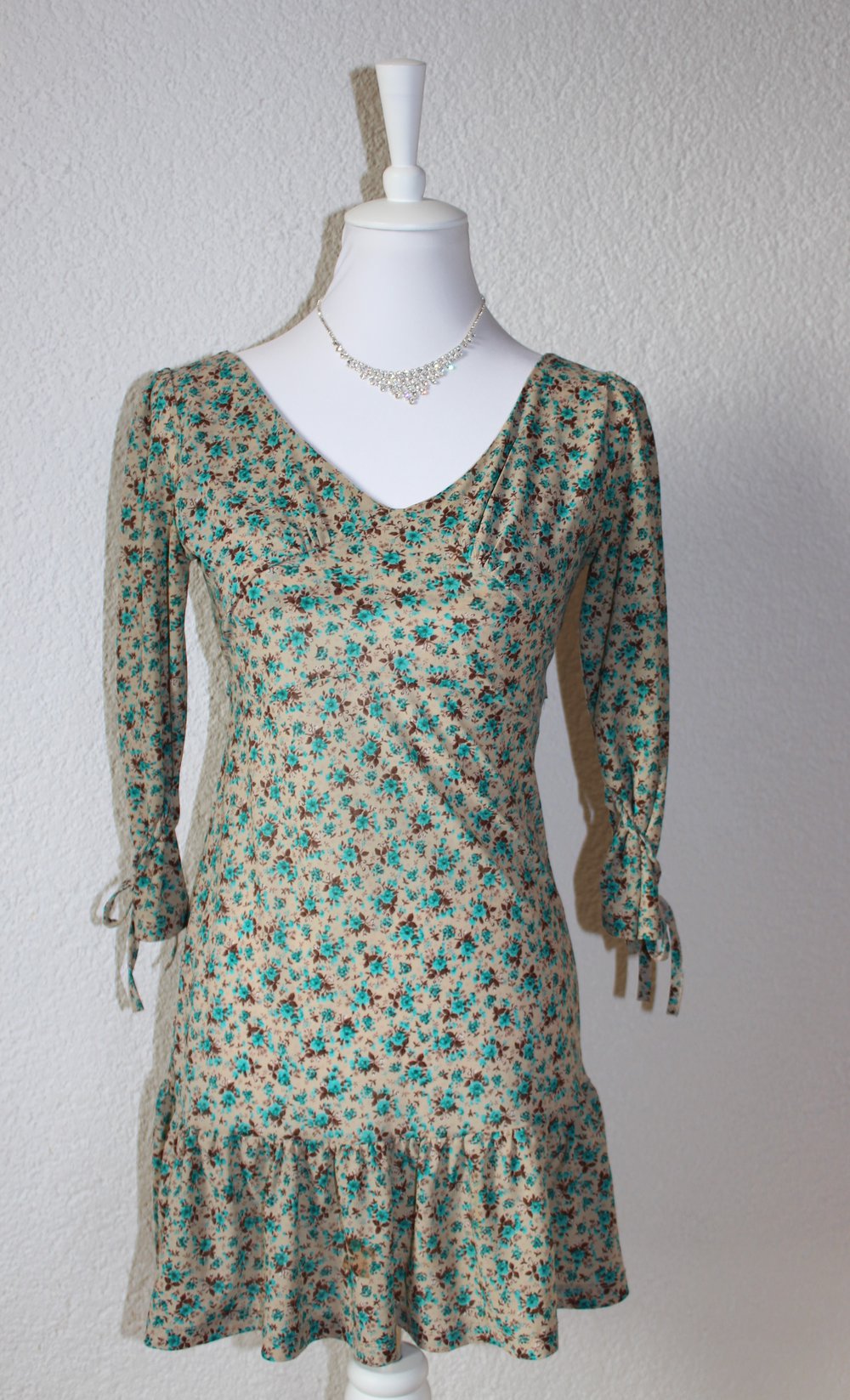 Schönes elegantes Oberteil Kleidchen mit Blumenmuster