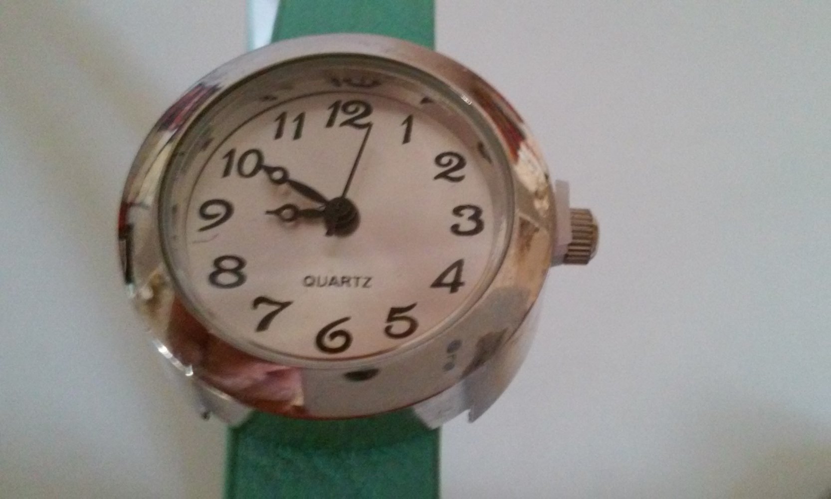 Damen Armband Uhr (Batterie voll) Lindgrün Strass/Nieten (mit Schutzfolie auf dem Ziffernblatt)