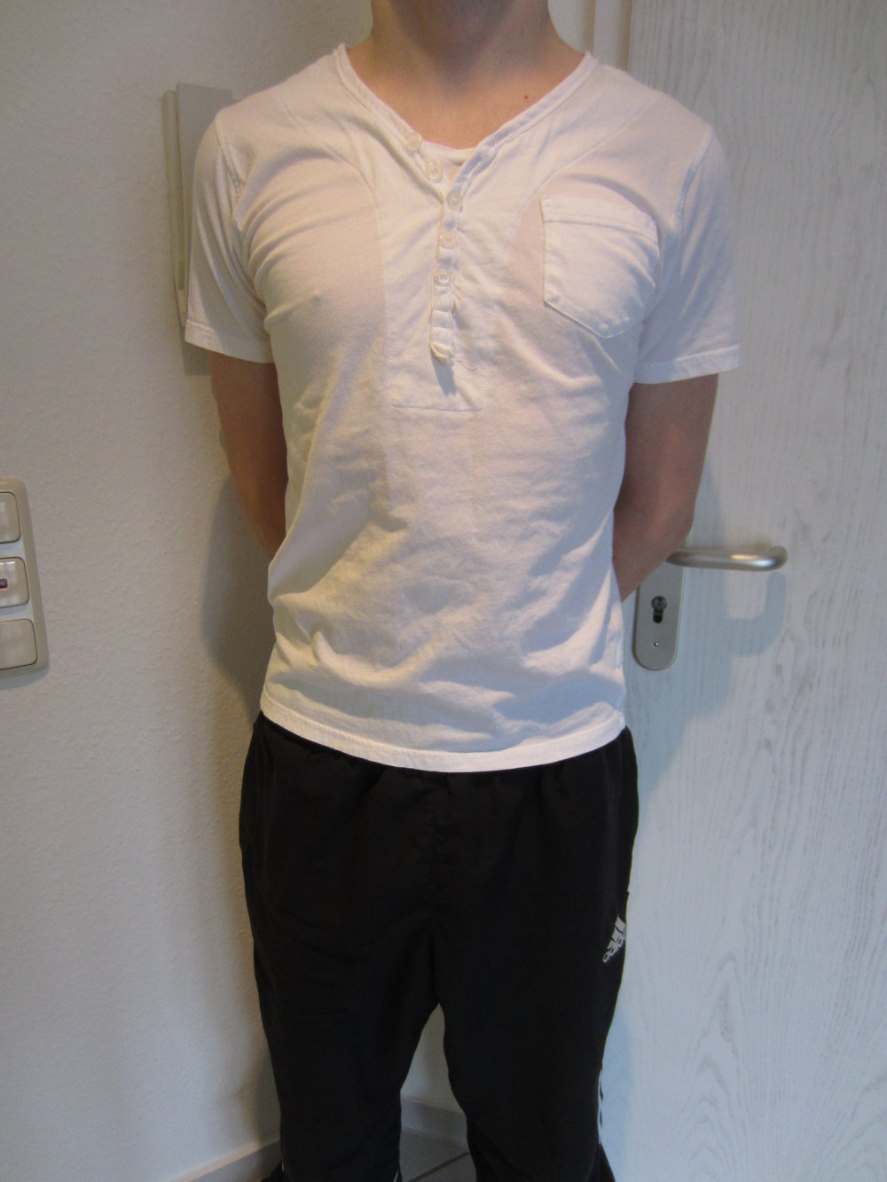 weißes T-Shirt mit V-Ausschnitt und Knöpfen