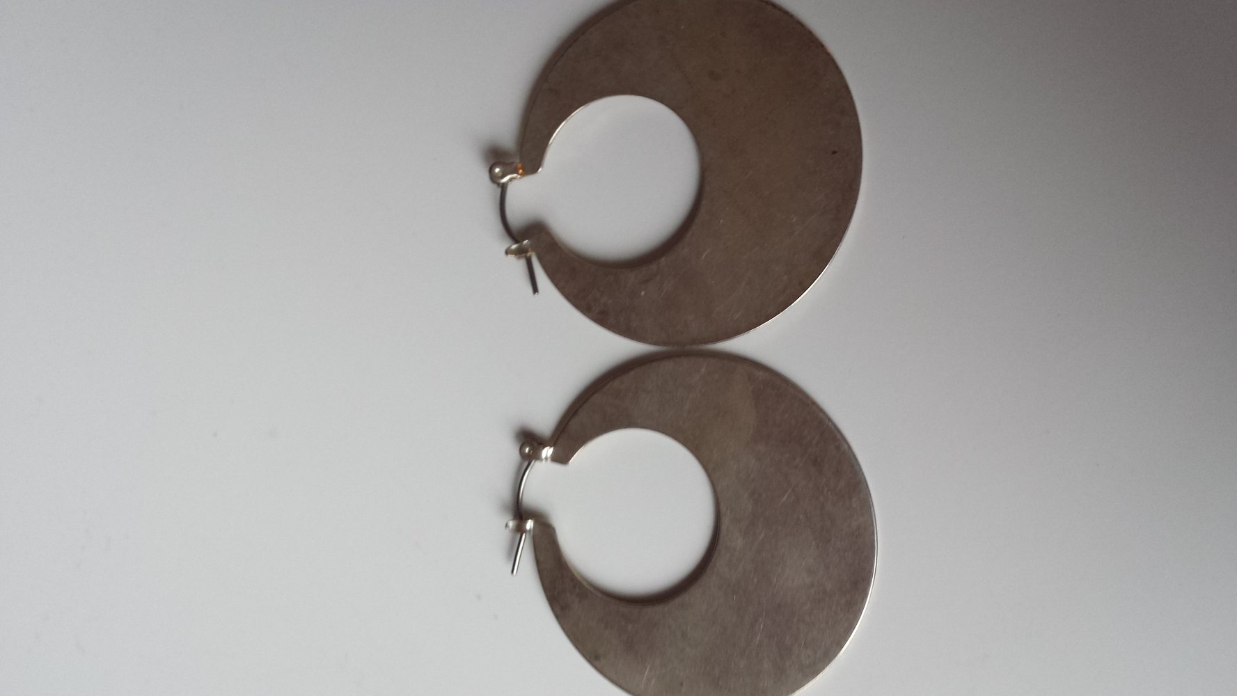 gebrauchte silberfarbene Ohrringe