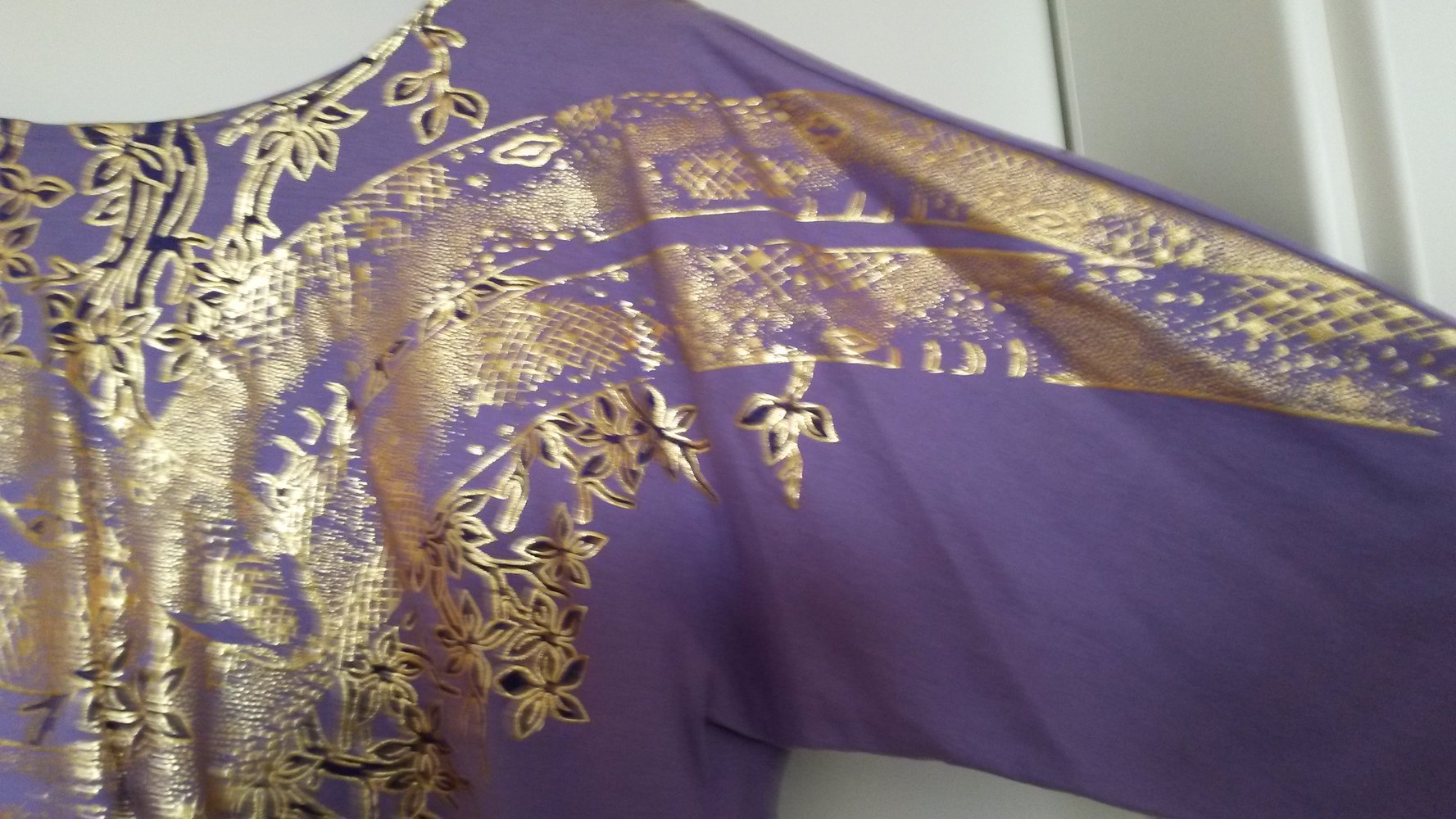 Shirt, Gr. 42/44, lila mit goldenem Aufdruck