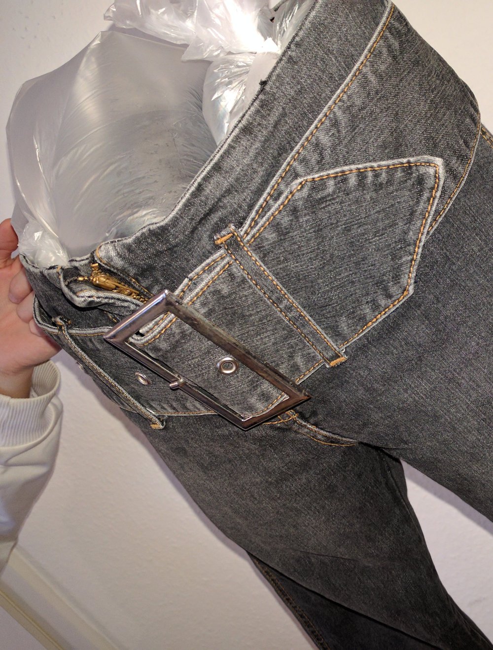 Hüft-Jeans mit breitem Gürtel