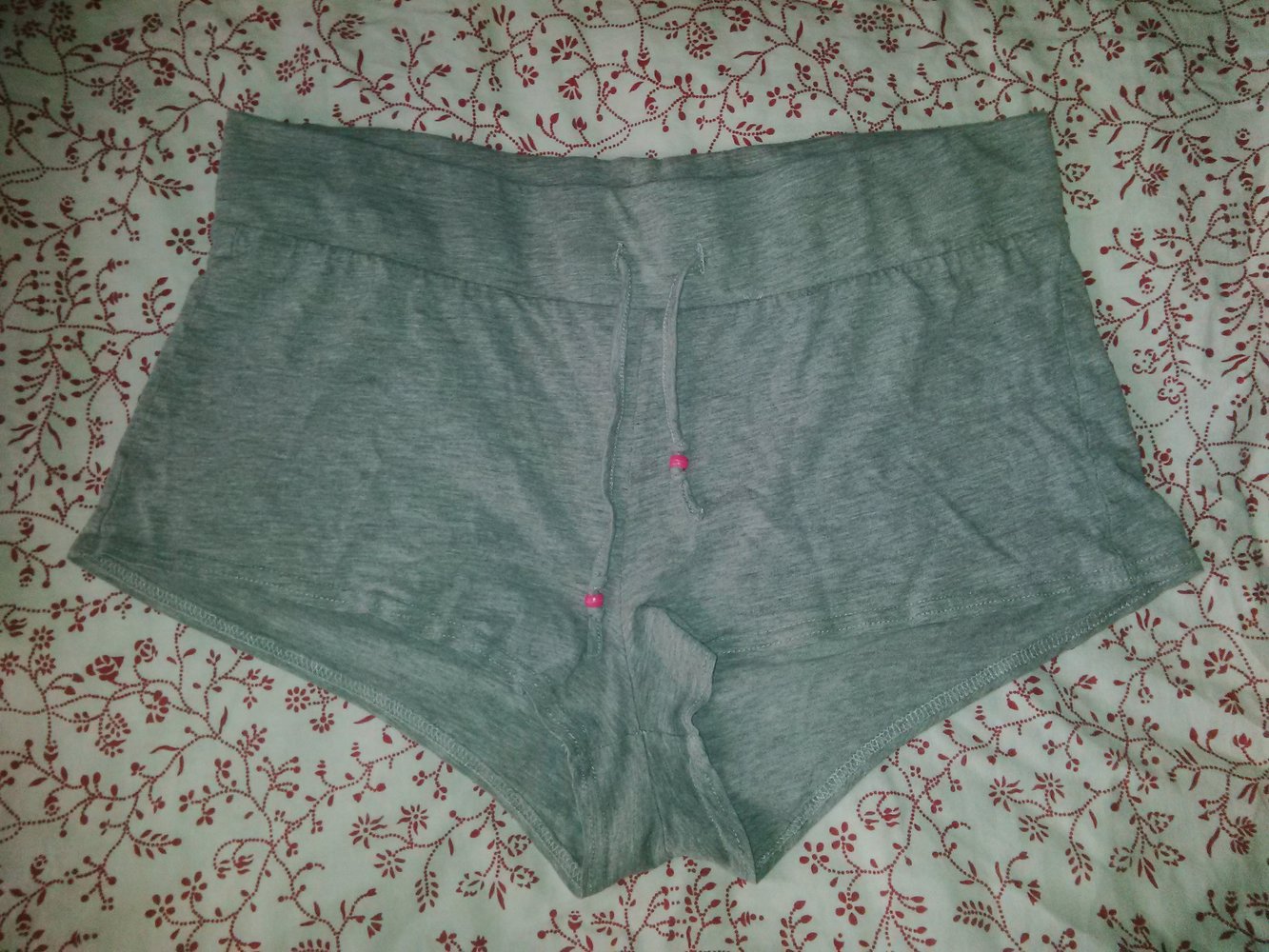 Grau melierte Sweatshorts mit pinken Perlen (optional)