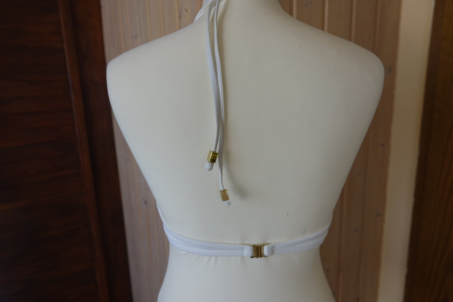 SET: Schickes Weißes Bikini SET mit goldenen Accessoires