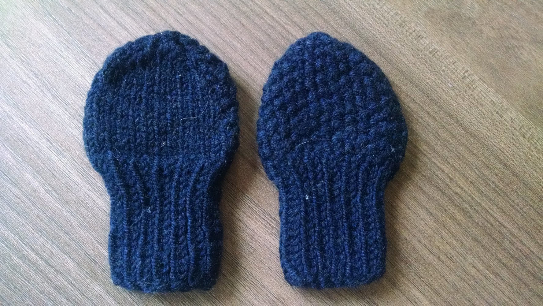 Blaue Baby-Fäustlinge