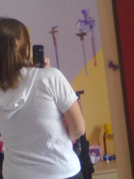 weißes Kapuzenshirt mit blauen Bändern