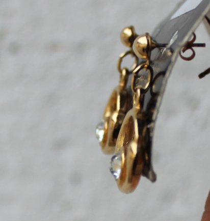 gelbgoldene True Vintage Ohrringe mit weißem Stein, Ohrstecker