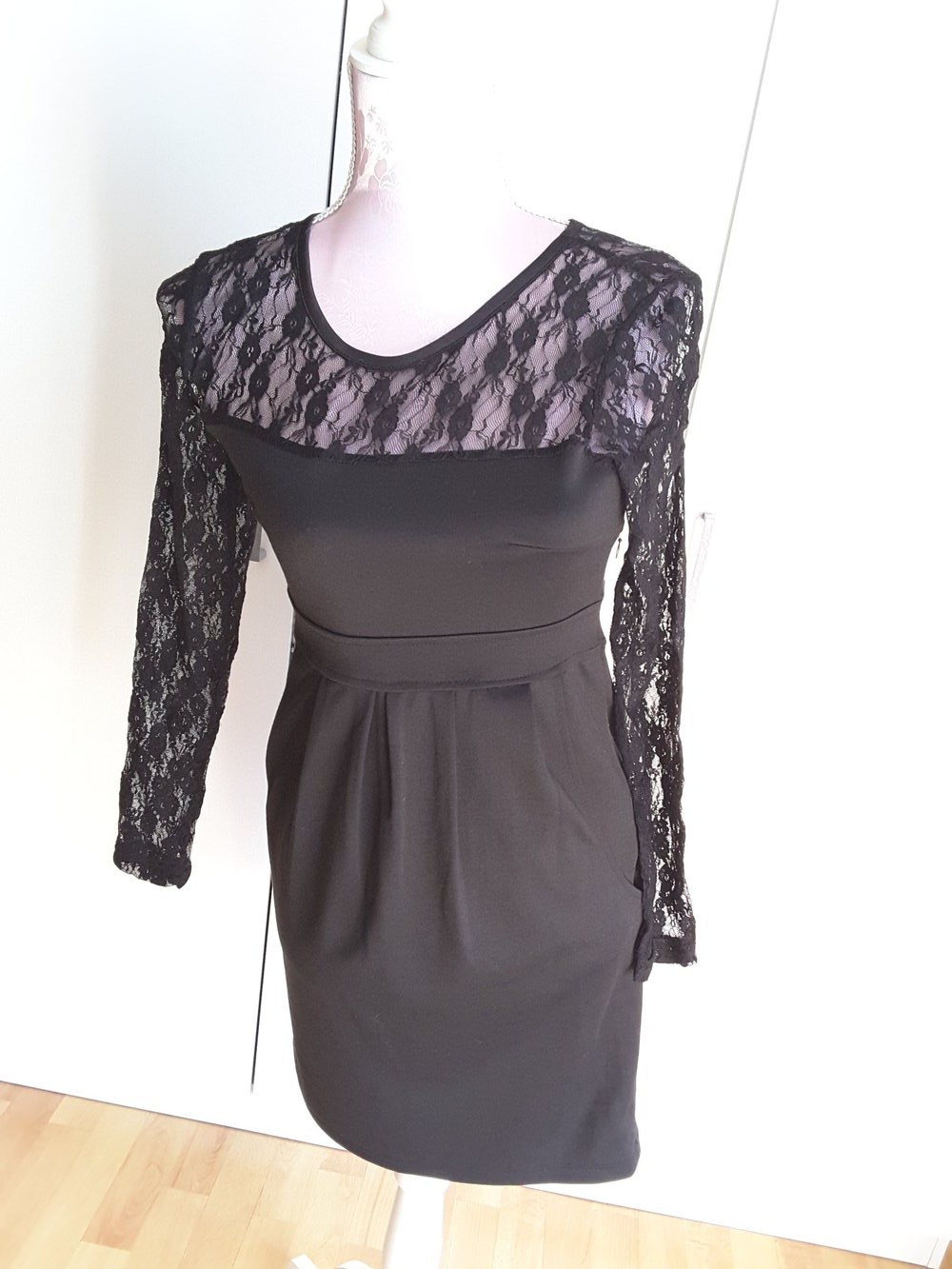 * edles schwarzes Kleid mit Spitze