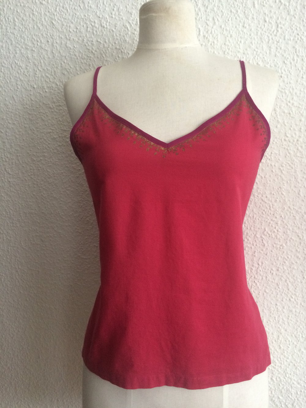 Fabindia, Top Bluse, Baumwolle aus Indien, Magenta Rot mit Gold Druck