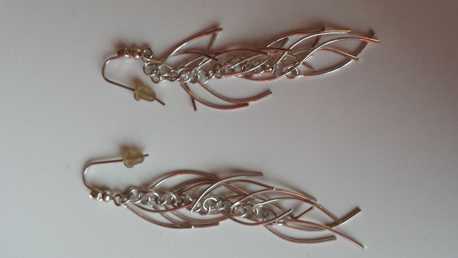 silberfarbene Ohrhänger mit Glitzersteinen