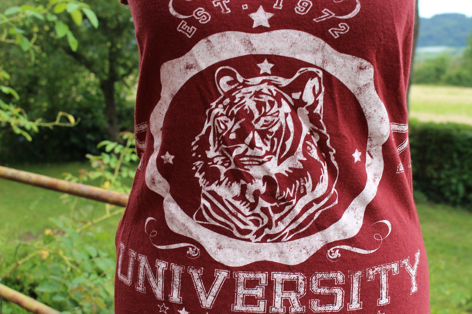 weinrotes Tanktop im Collegestiel