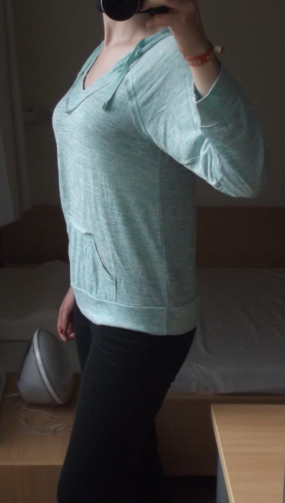 Hellblaues Oberteil mit Kapuze