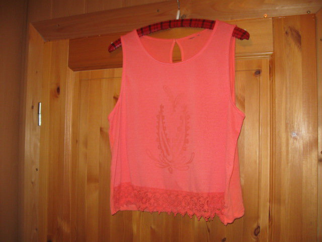 *** Tolles Top mit dezenten Brustdruck ***