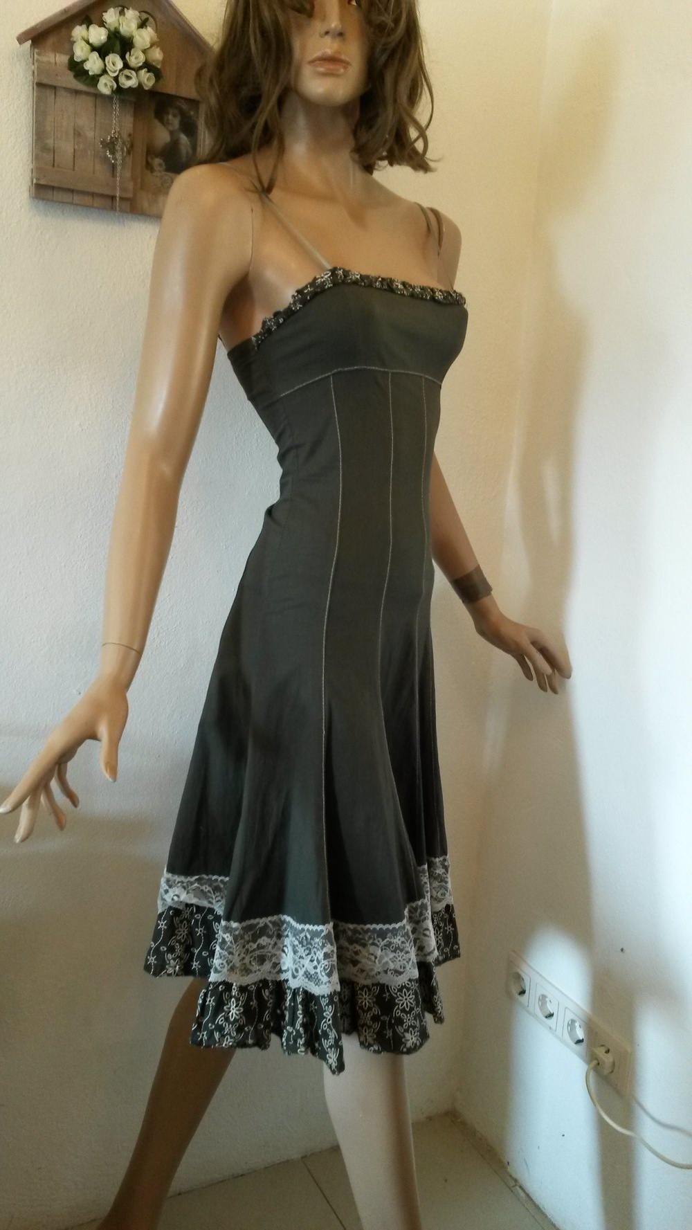 Olivgrünes Kleid mit Volant-Saum