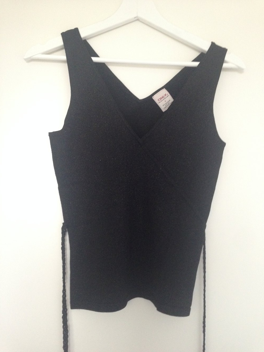 schwarzes Top aus glitzerstoff mit Wickelband