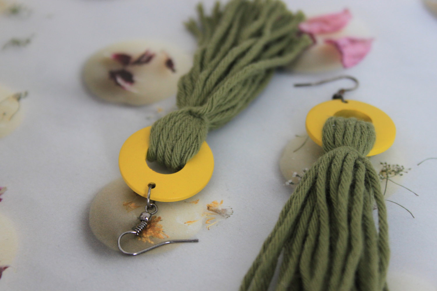 DIY Quasten Ohrringe in Gelb/Grün
