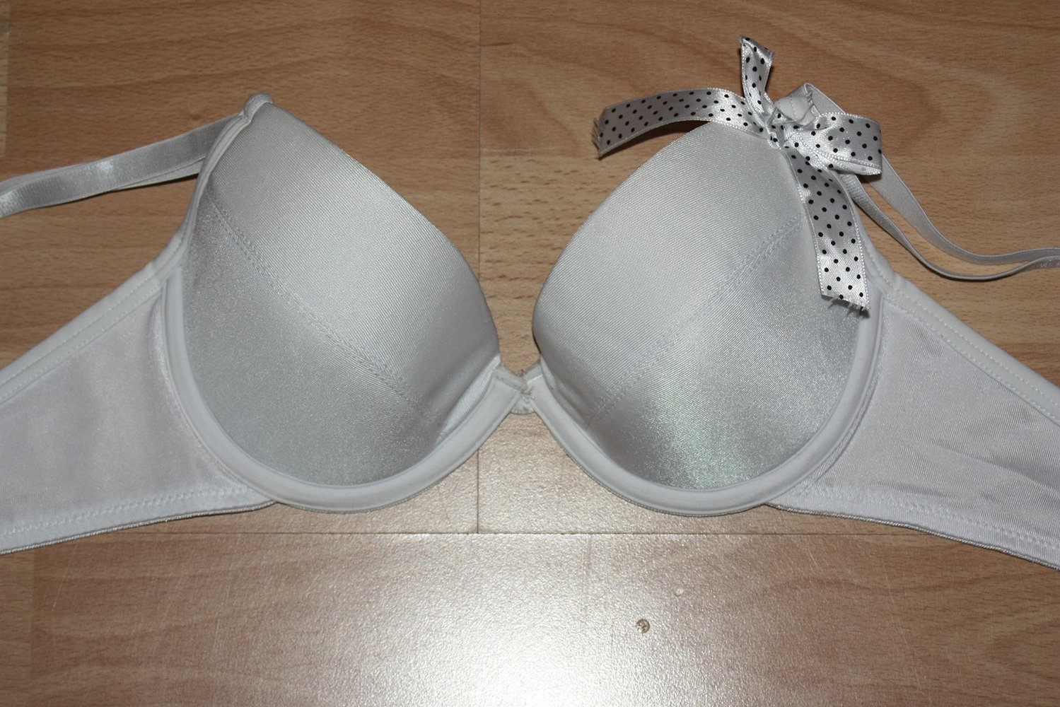 Weißer BH mit gepunkteter Schleife, Gr. 80B, nie getragen