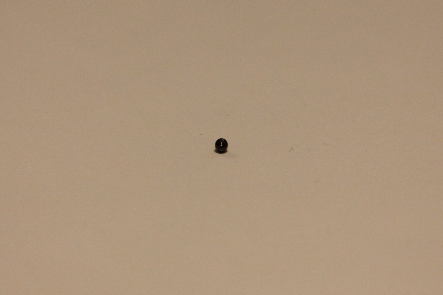 Schwarze Micro Piercing Kugel