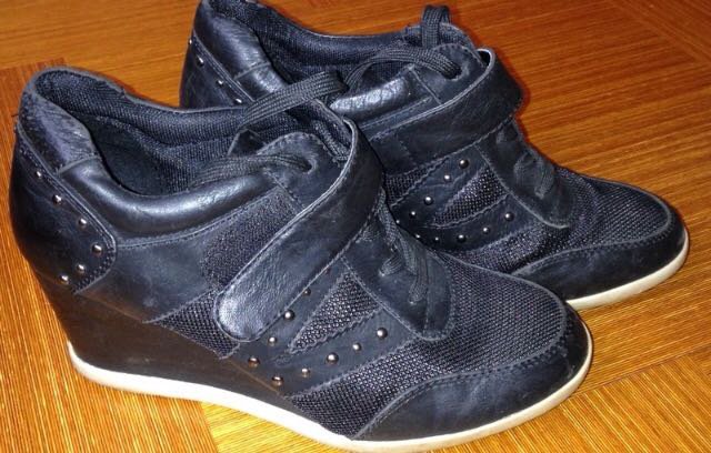 Keilabsatz Sneakers schwarz Nieten Gr 40