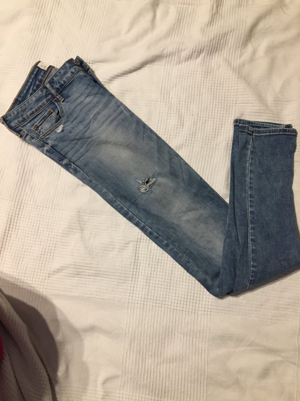 Hollister Jeans mit Löchern an den Knien